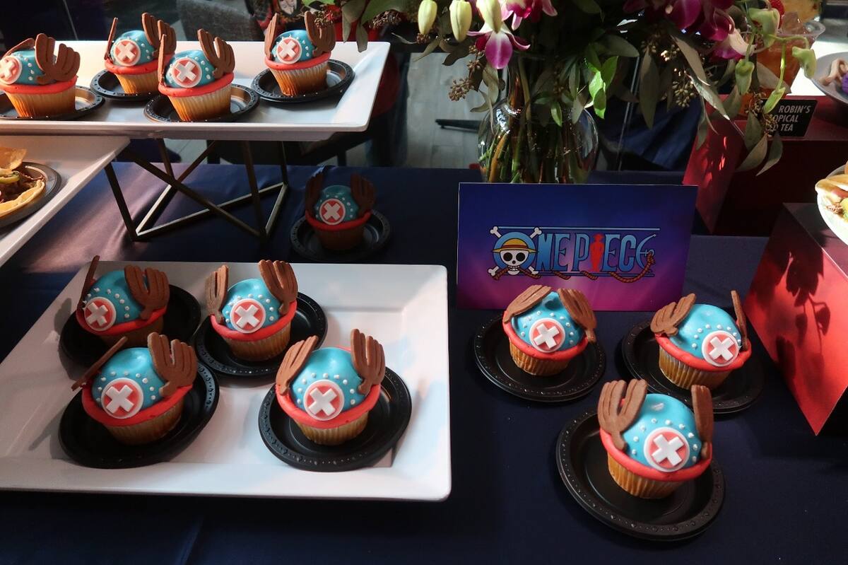 En las Universal Fan Fest Nights, se podrá comprar productos especiales de cada una de las aventuras que forman parte del evento, así como platillos y bebidas divertidas como el “chopper cake” un cupcake decorado de One Piece, y pays personalizados con el logo de Hogwarts del mundo de Harry Potter.