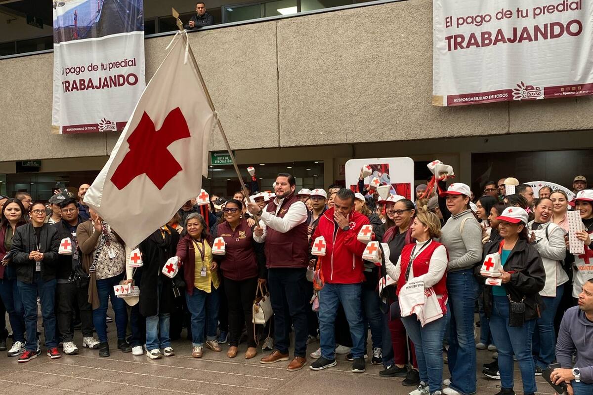 Funcionarios municipales salen a botear en colecta 2025 de la Cruz Roja Tijuana
