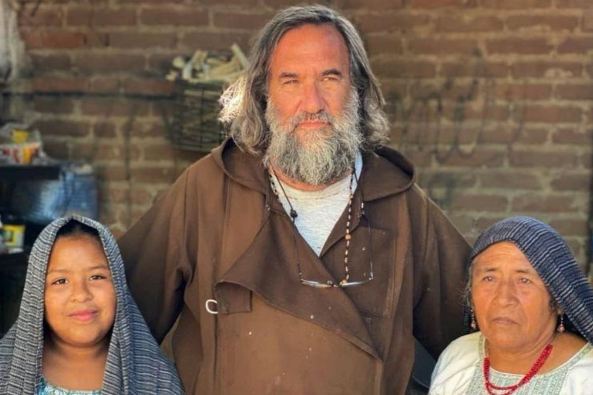 Utiliza padre David Beaumont las redes sociales para acercarse a los fieles