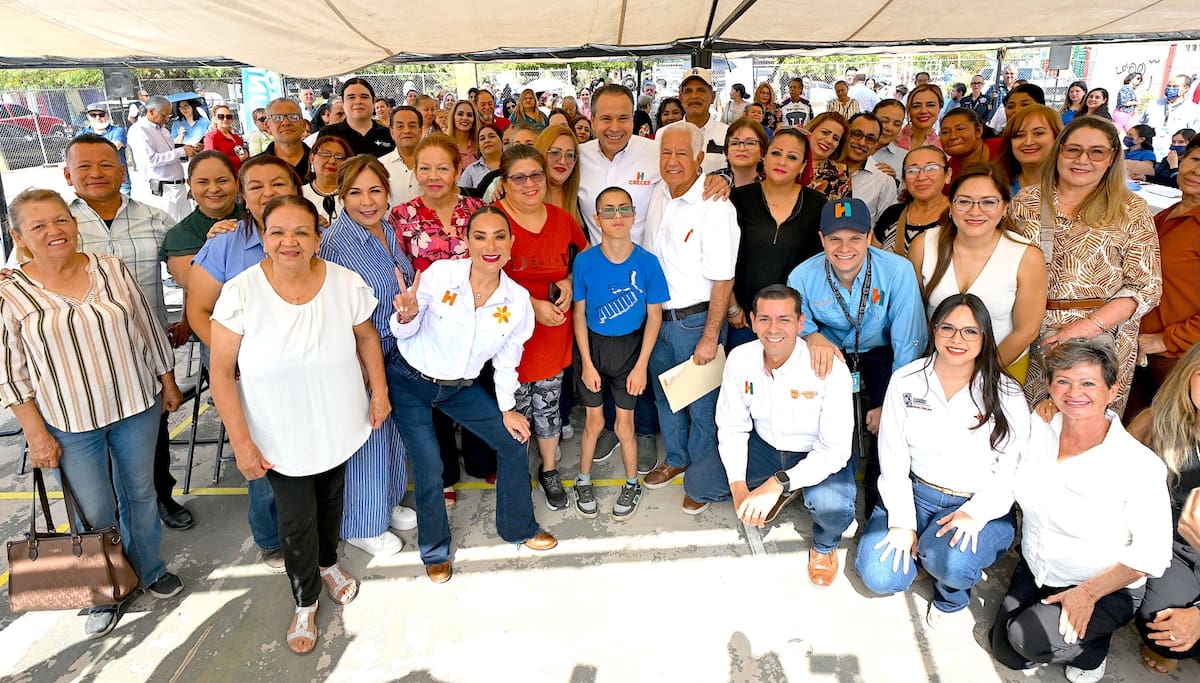 El alcalde Antonio Astiazarán se tomó la foto con residentes de la colonia Las Villas. FOTO: ESPECIAL