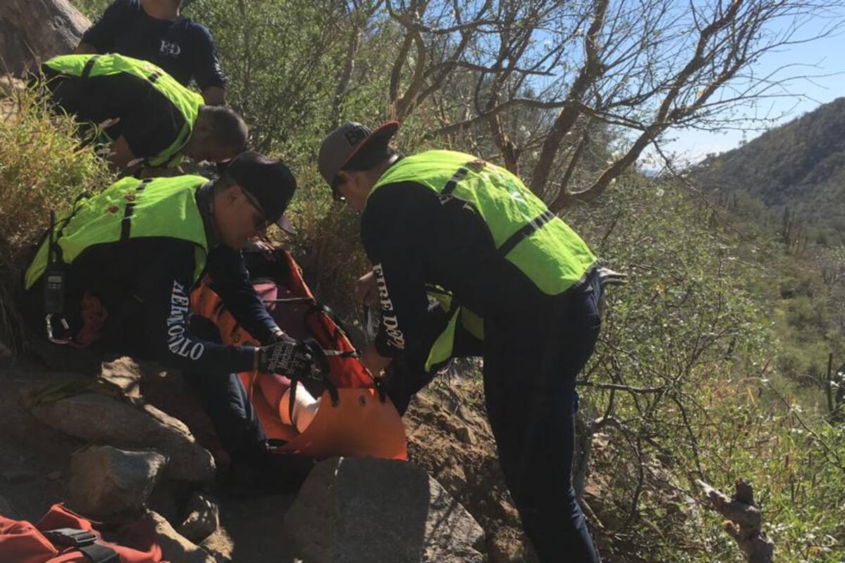 Mujer es rescatada del cerro Bachoco