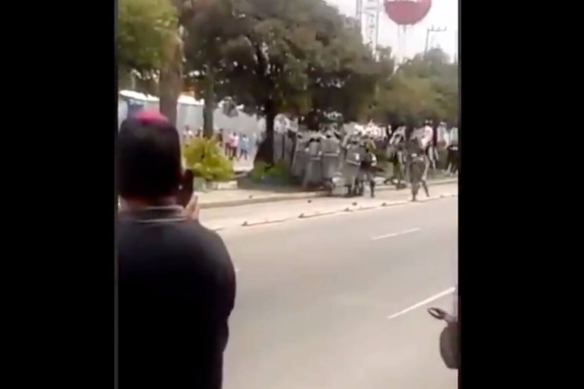A pedradas reciben al Ejército, Guardia Nacional y Comercio Exterior en operativo contra la piratería en Puebla