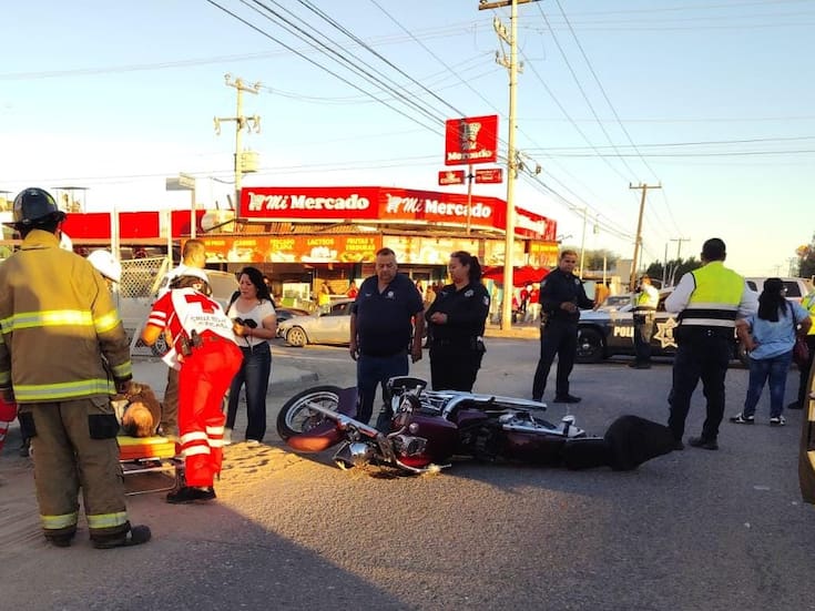Choque entre auto y motocicleta moviliza a cuerpos de emergencia