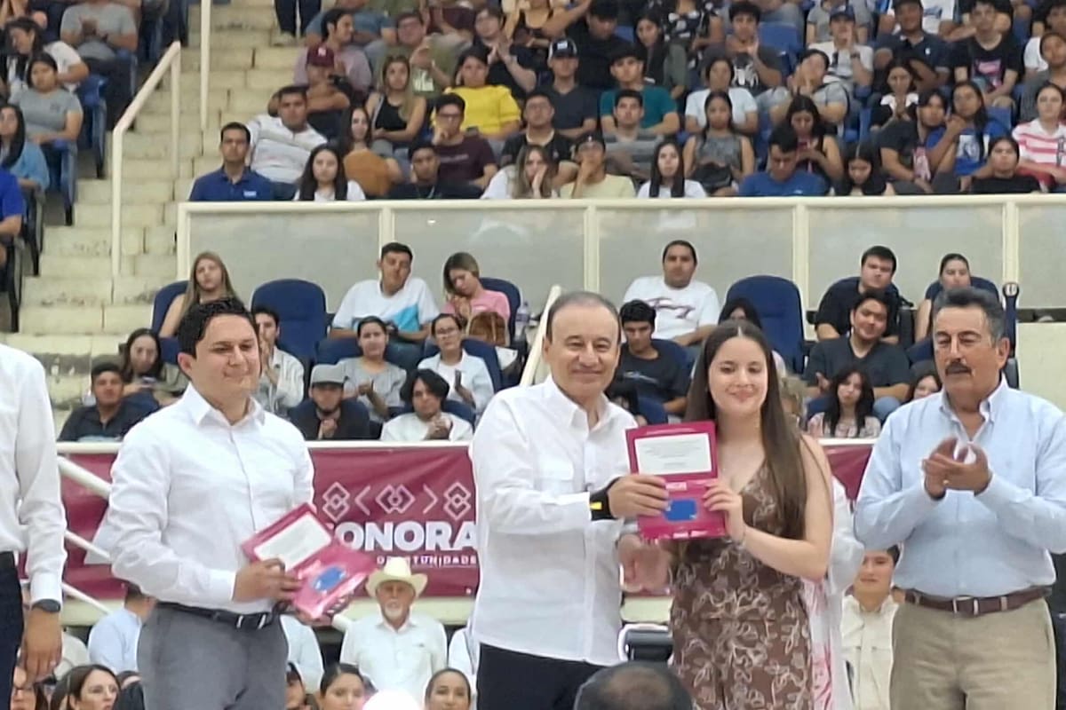 Entregan más de 5 mil becas a universitarios de Cajeme