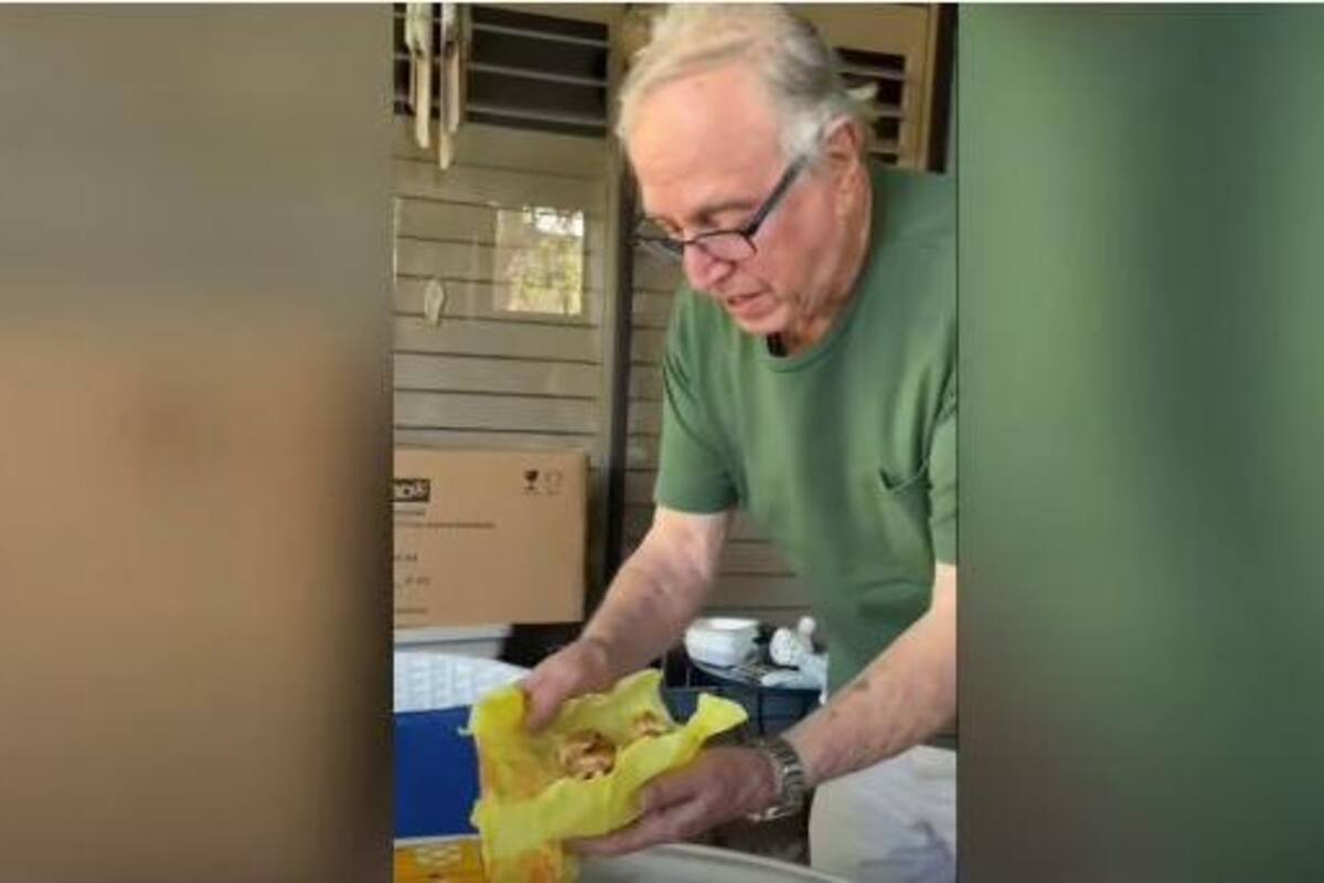 VIRAL: Hombre le hace comida a un mapache que se encuentra en su jardín
