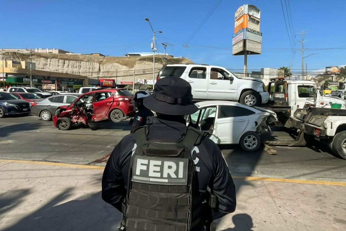 La persecución de agentes de la FESC terminó en un choque múltiple sobre el bulevar Manuel J. Clouthier, donde al menos dos personas resultaron lesionadas. Border Zoom.