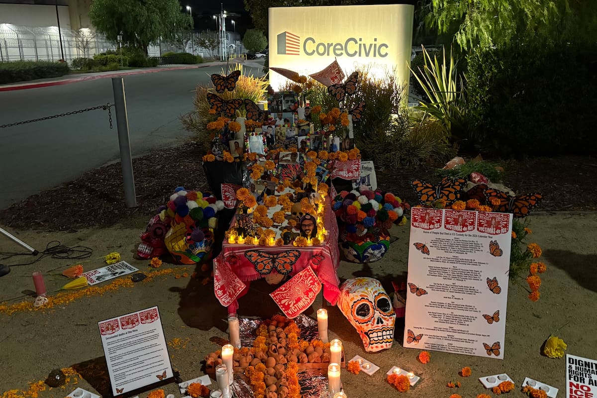 Colocan altar de muertos por migrantes fallecidos en centro de ICE en San Diego