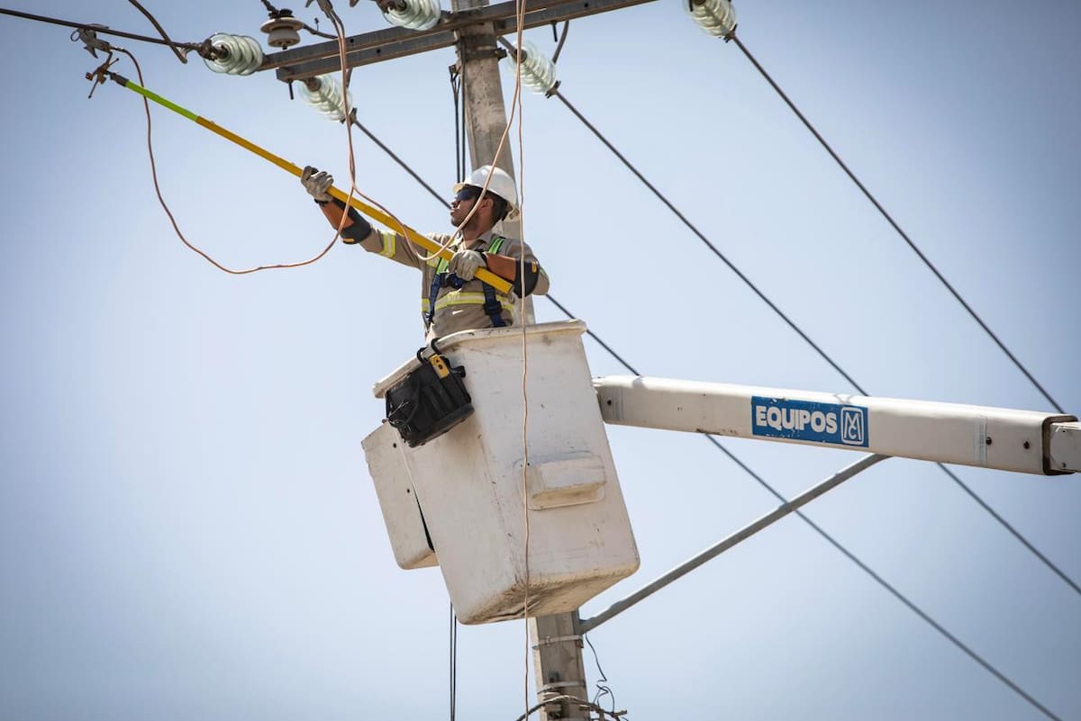 Un tráiler derribó postes de electricidad e internet en la colonia El Refugio tras enganchar cables a baja altura, dejando sin luz a viviendas, comercios y a la Universidad Tecnológica de Tijuana, que suspendió clases presenciales. Foto: Border Zoom