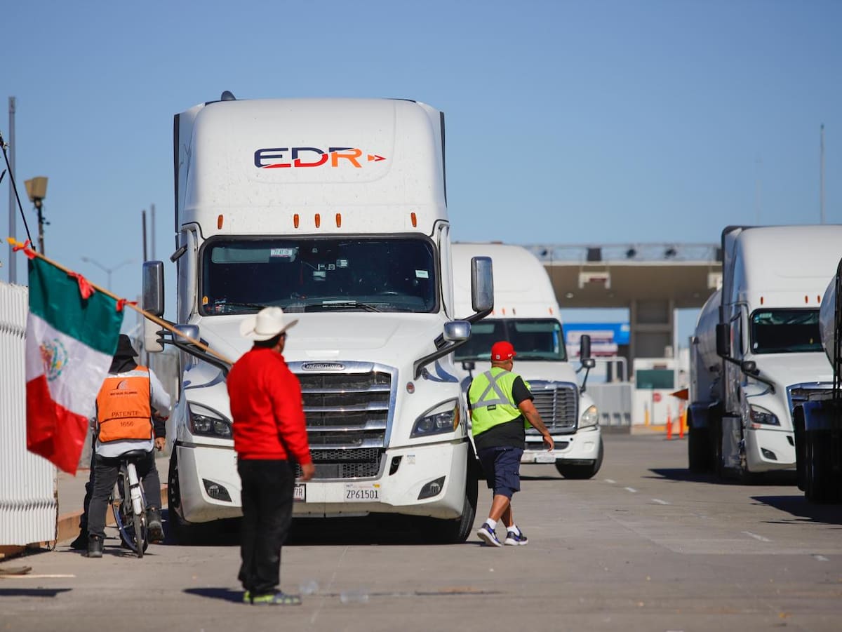Agricultores retiraron la maquinaria con la que bloqueaban la garita comercial de Calexico y Mexicali, en protesta por la aprobación de la Ley Nacional de Aguas, luego de cuatro días de manifestación. (Foto: Juan J. Morales)