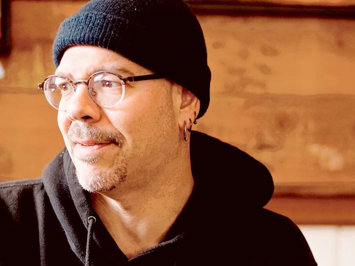 Greg Rucka sufrió abuso y manipulación en DC Comics, afectando su salud mental. / Foto: Especial