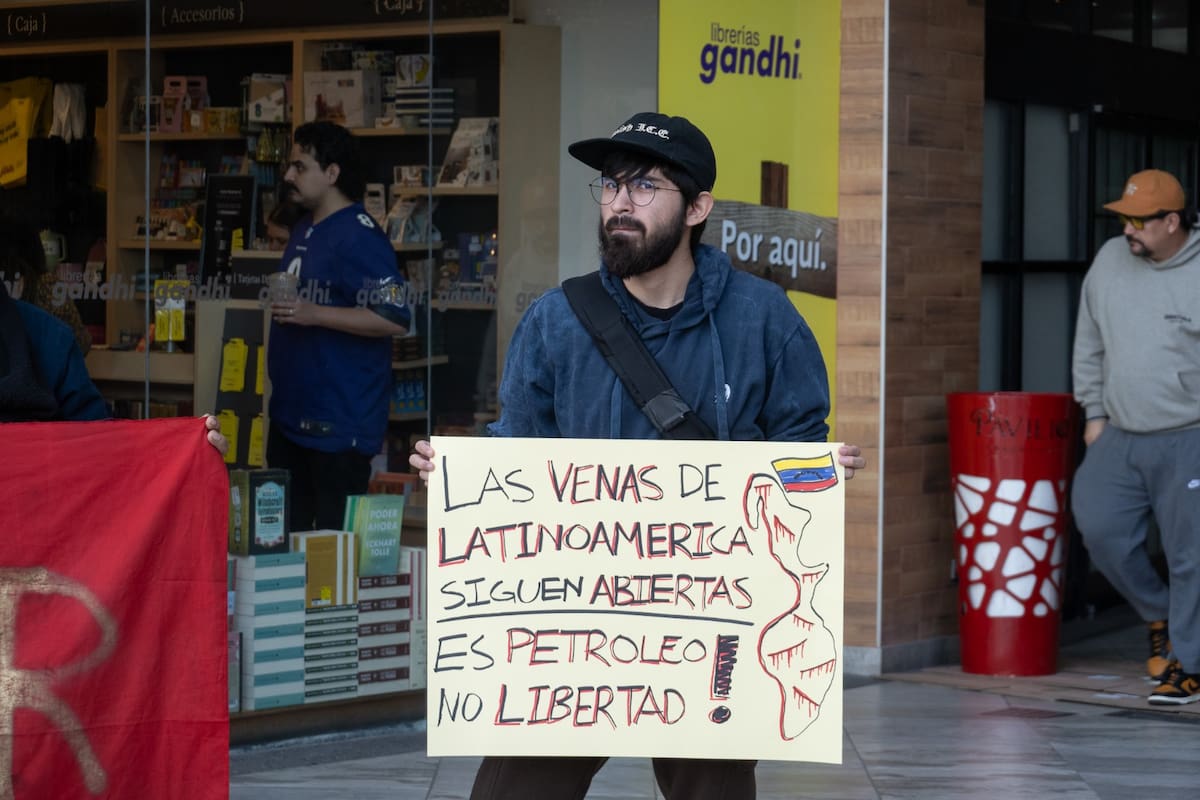 Integrantes del Frente Popular Revolucionario y del Movimiento de Izquierda Revolucionaria protestaron en Tijuana contra la intervención del presidente Donald Trump en el arresto de Nicolás Maduro. Foto: Border Zoom