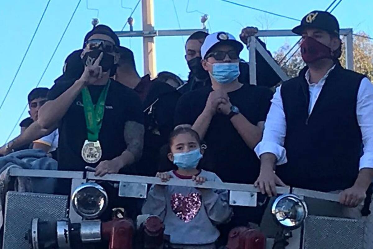 Óscar Valdez celebra en Nogales su nuevo campeonato mundial