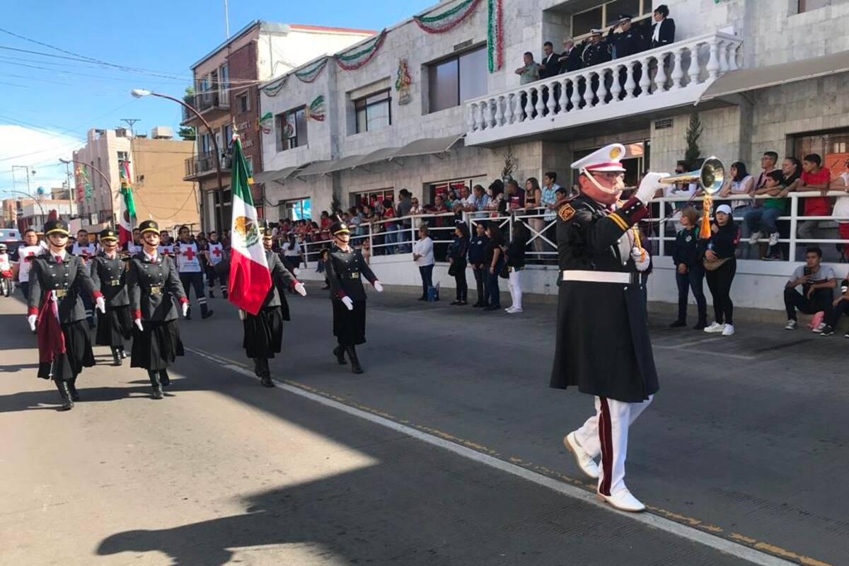 Desfilan en la frontera con orden y dinamismo