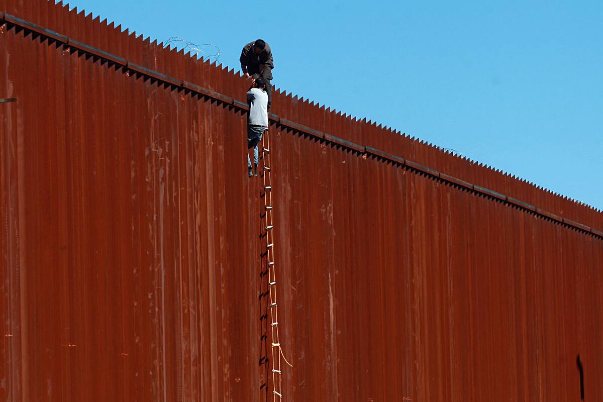 Arrestan a 18 migrantes que subieron el muro fronterizo