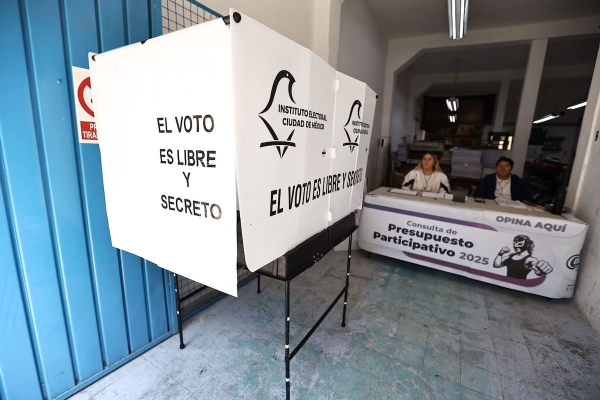CIUDAD DE MÉXICO, City/CDMX-Votación.- Personas emiten su voto en las casillas de la consulta del Presupuesto Participativo de la CDMX. Domingo 17 agosto 2025. Foto: Agencia EL UNIVERSAL/Berenice Fregoso/LCG