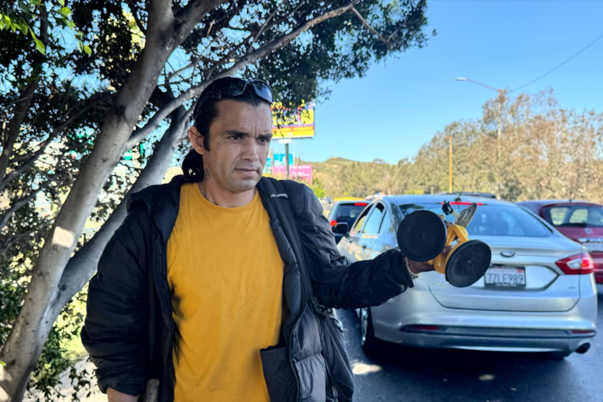 Norberto Íñiguez, el hombre que repara golpes en la garita de San Ysidro