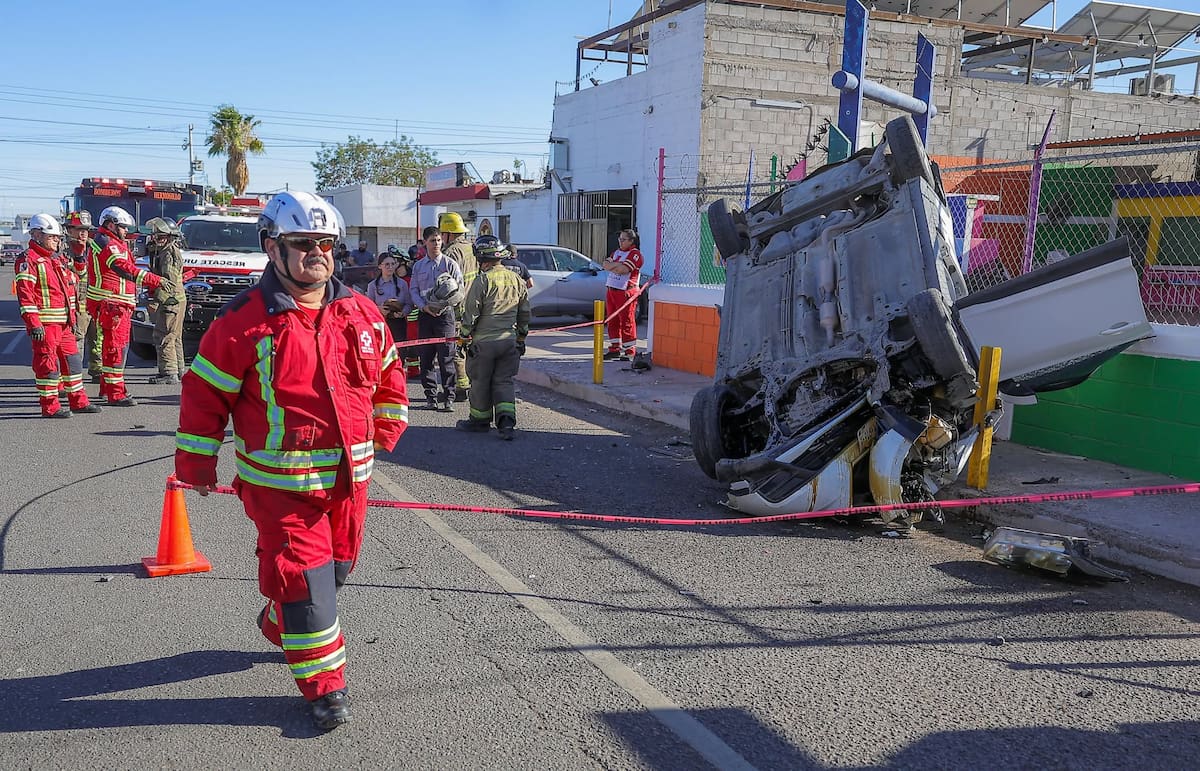 El accidente sucedió cerca de las 16:56 horas en el bulevar Olivares y calle Ramón Ángel Amante, cuando un vehículo Nissan Kicks, color blanco, perdió el control tras chocar contra un carro estacionado y estrellarse contra un cerco de malla ciclónica. Foto: Eleazar Escobar