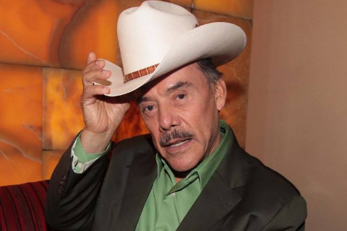 Don Pedro le canta las mañanitas a Jenni Rivera