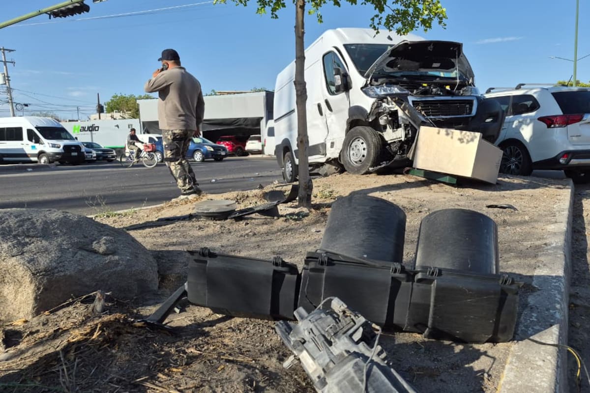 Colisión entre camioneta y vehículo de paquetería en Hermosillo: daños materiales y sin heridos reportados