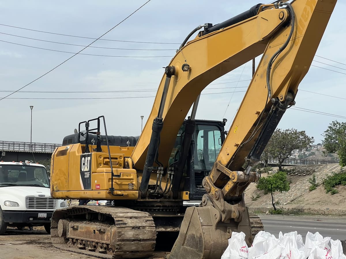 Durante labores de excavación para reparar el sistema pluvial de la Vía Rápida Alamar, trabajadores del Ayuntamiento de Tijuana localizaron un cráneo, huesos, dientes y prendas de vestir en avanzado estado de descomposición. Foto: Janeth Mayorquín