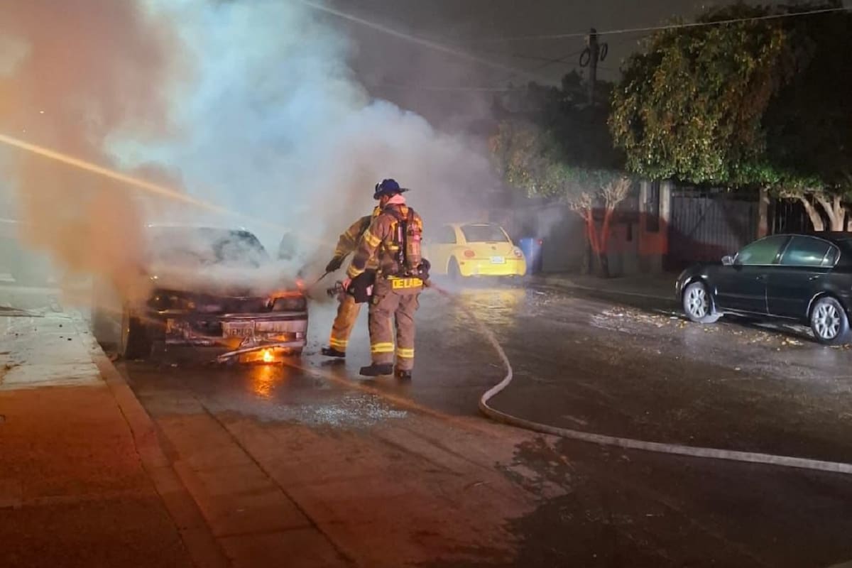 Incendian vehículo en Rosarito; se presume que pudo ser intencional