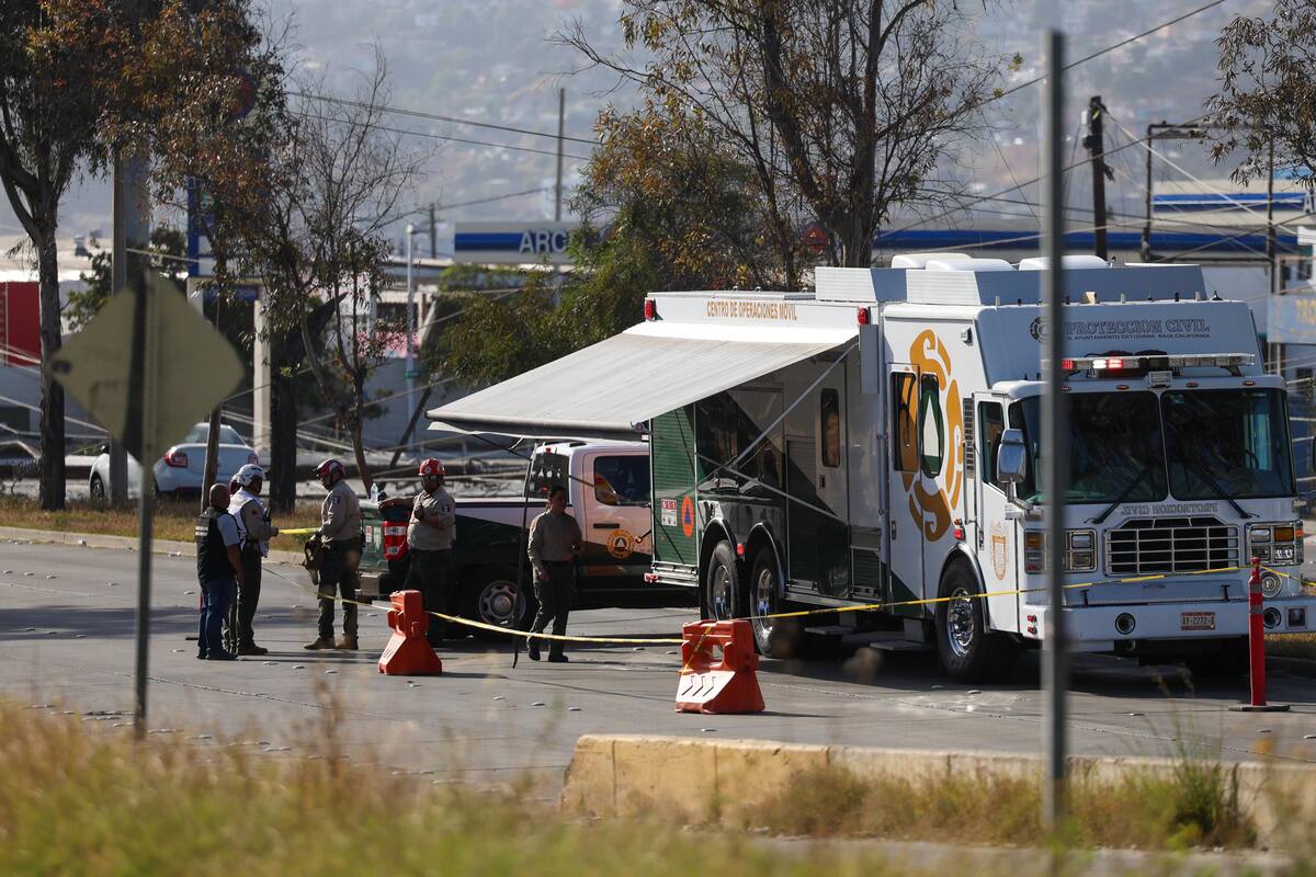 Autoridades como Bomberos y Protección Civil llegaron a la zona para evacuar a los ciudadanos.