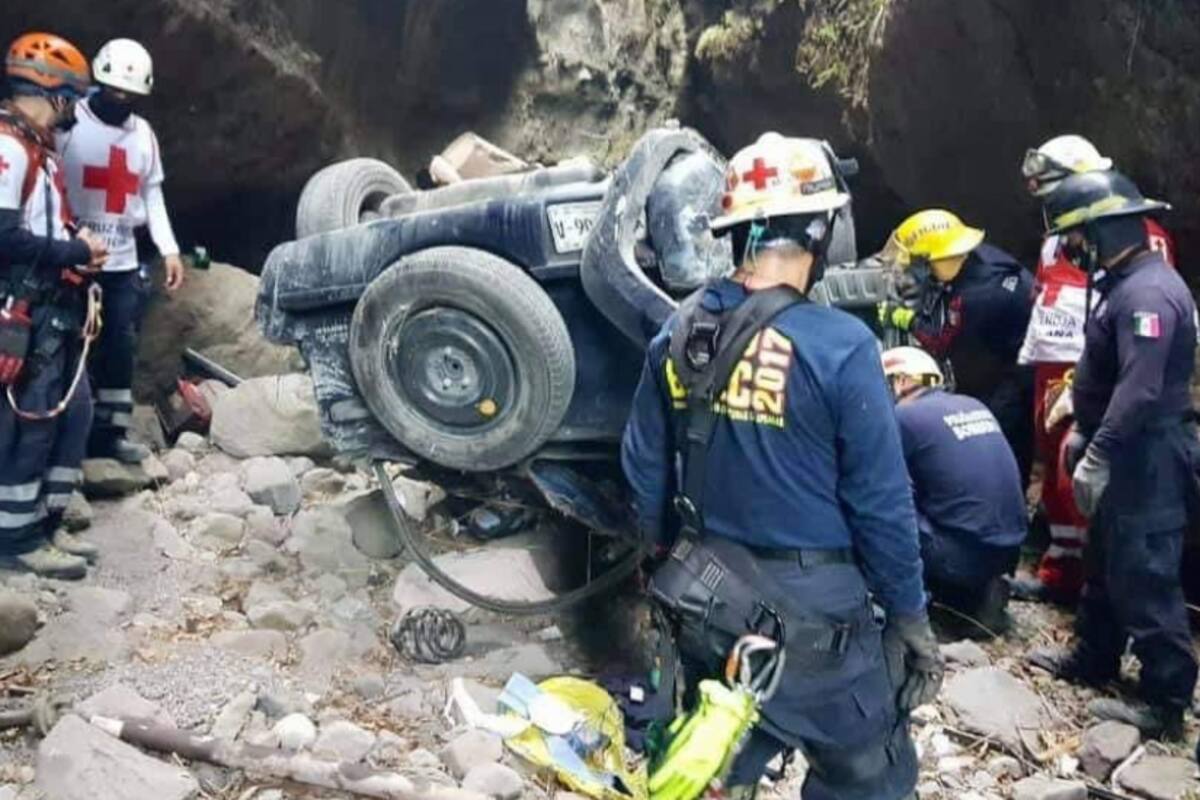 Encuentran muertas a tres personas desaparecidas; cayeron en su automóvil a un barranco en Morelos