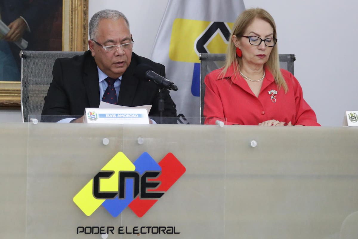 El presidente del Consejo Nacional Electoral, Elvis Amoroso, junto a la rectora electoral, Rosalba Gil, declaran a la prensa el resultado del boletín de las elecciones presidenciales del 28 de julio del 2024, este viernes en Caracas (Venezuela). | Crédito: EFE