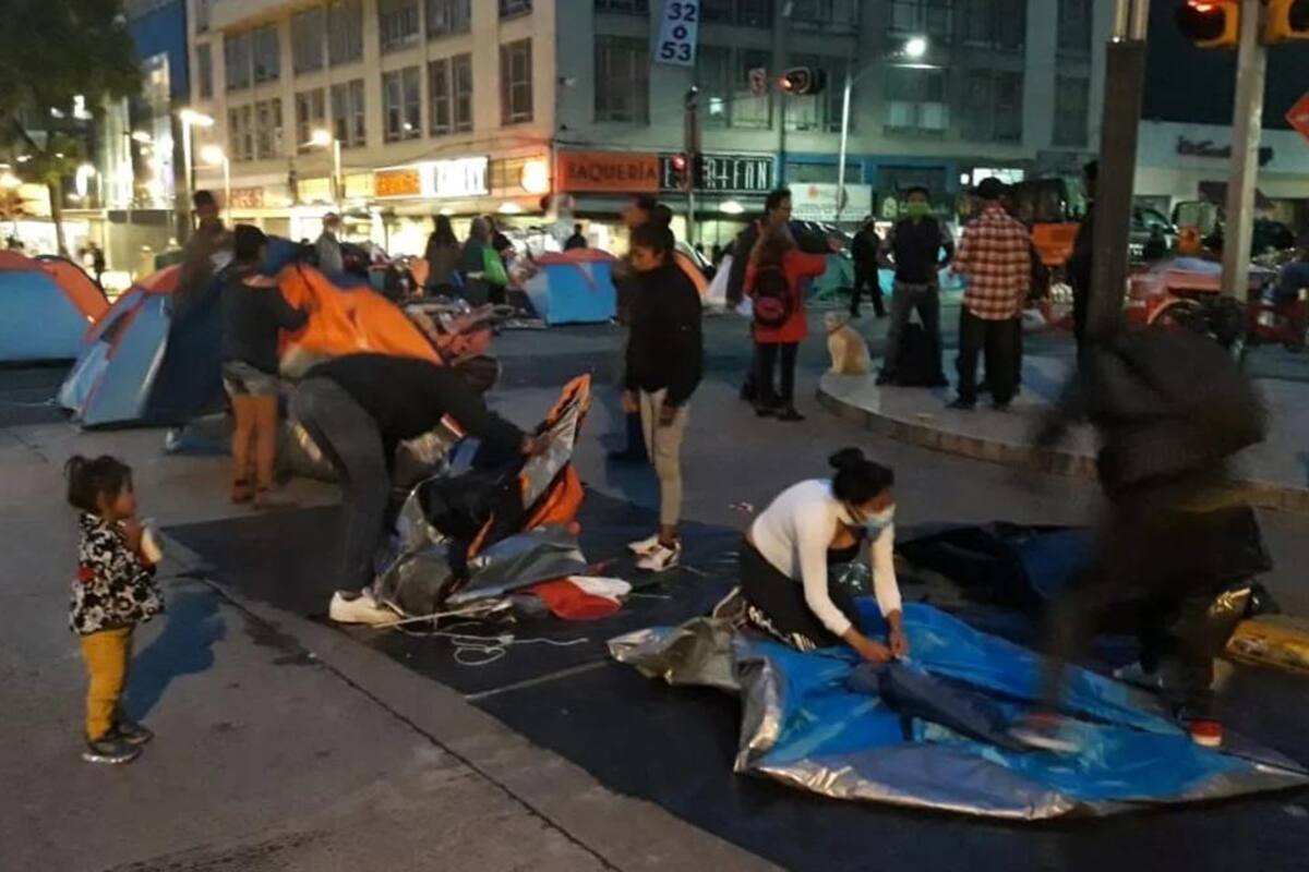 Frenaaa: Jóvenes sin hogar se llevan casas de campaña de plantón