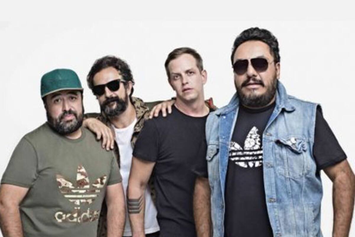 Molotov toca y brinda entre amigos