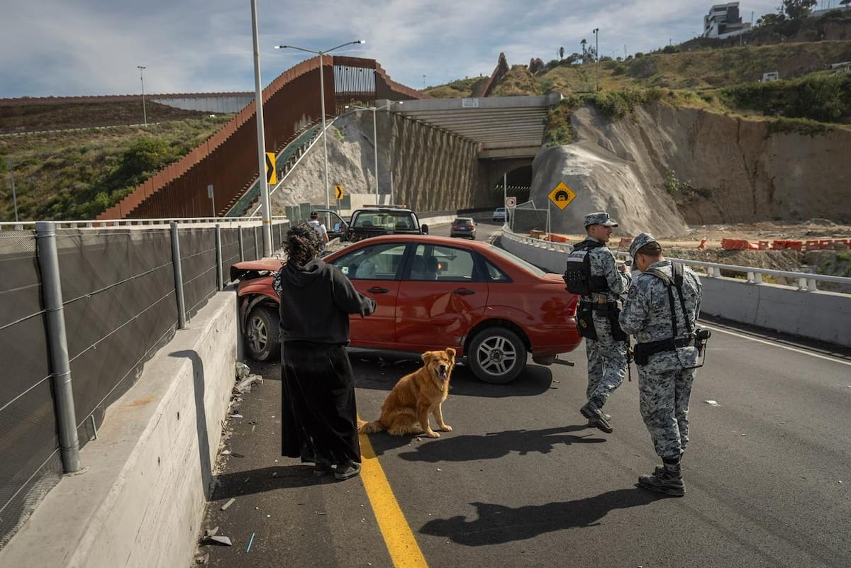 El accidente ocurrió en una curva; no se reportaron lesiones de gravedad. Foto: Border Zoom