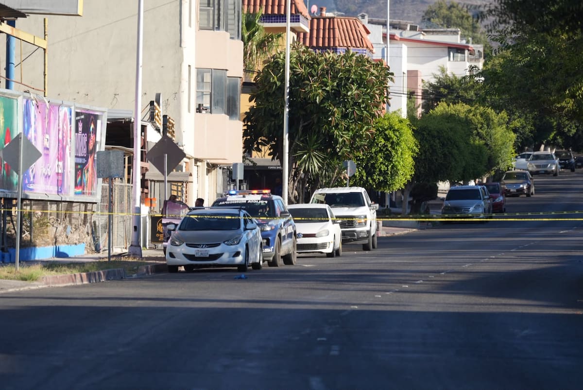Elementos de seguridad resguardaron la zona donde fue localizado el vehículo, mientras personal de la Fiscalía General del Estado realizó las diligencias correspondientes. Foto: Carlos Cruz.