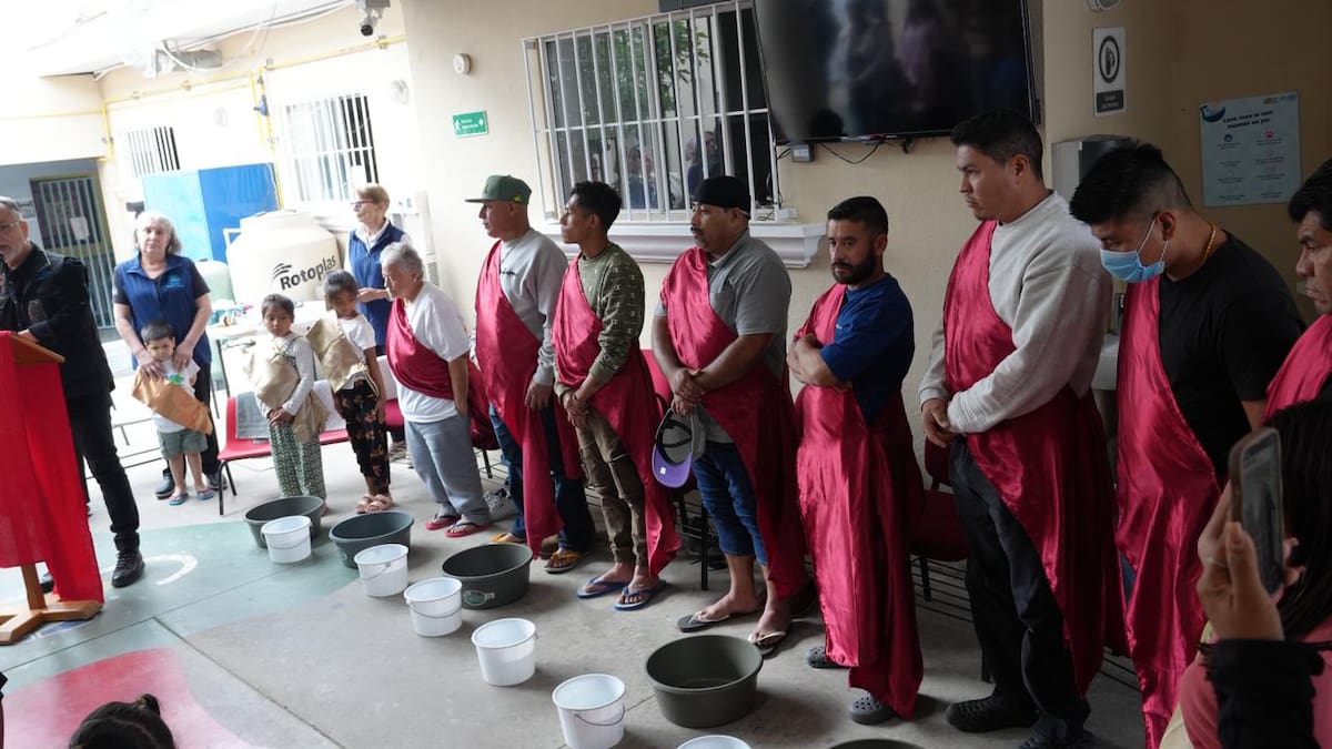 Defensores de migrantes recordaron el sufrimiento de personas deportadas y víctimas de violencia al recrear el lavatorio de pies de Jesucristo durante el Jueves Santo en Tijuana. Foto: Roberto Delgado