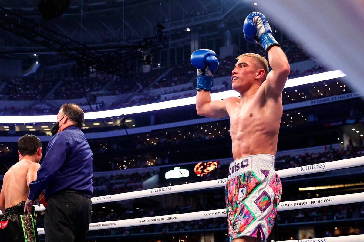 ¡No solo el 'Canelo'! Mexicano Elwin Soto vence a Takayama y retiene su título de OMB