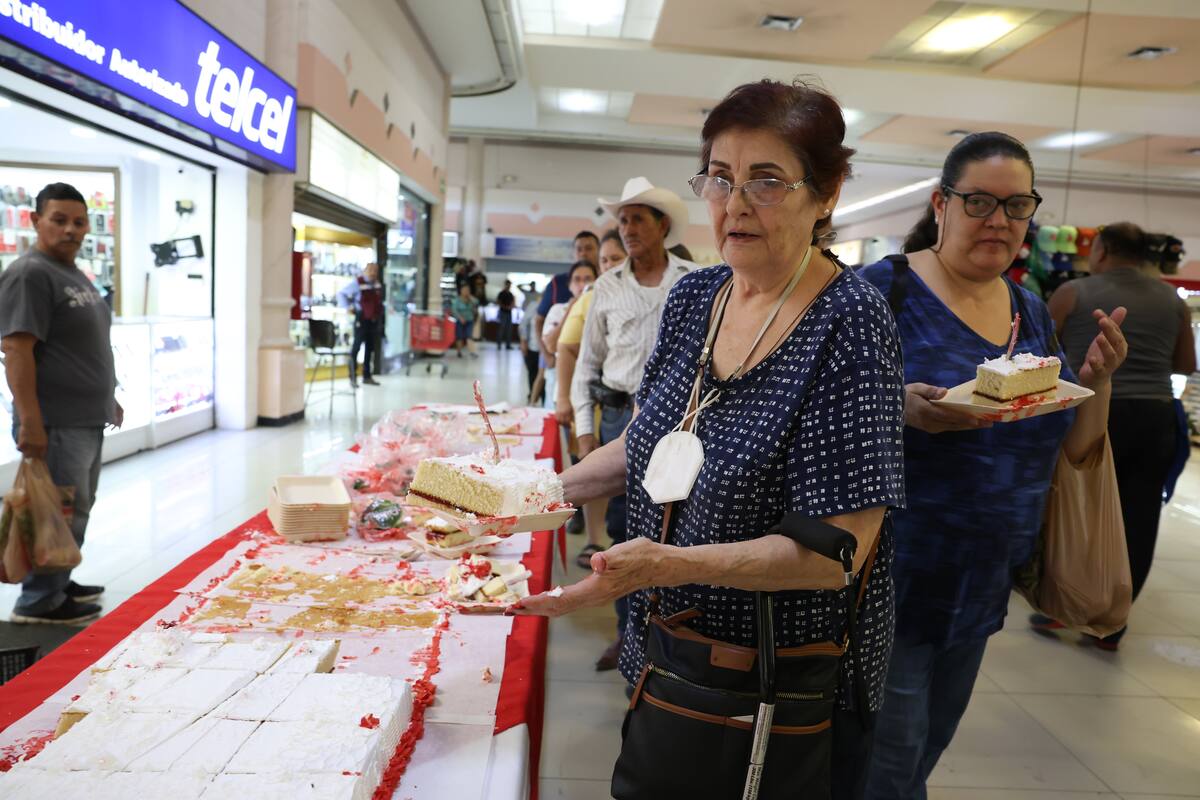Los clientes de Ley pudieron saborear el
delicioso pastel de aniversario.