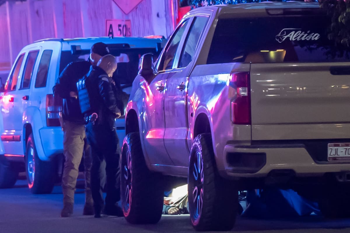 Agentes de la Fiscalía General del Estado y elementos de emergencia acudieron a la colonia Fortín de las Flores, en Tijuana, tras el asesinato a balazos del gerente de Altisa, Miguel Rosario Garibaldi García, de 42 años. Foto: Cortesía / Border Zoom