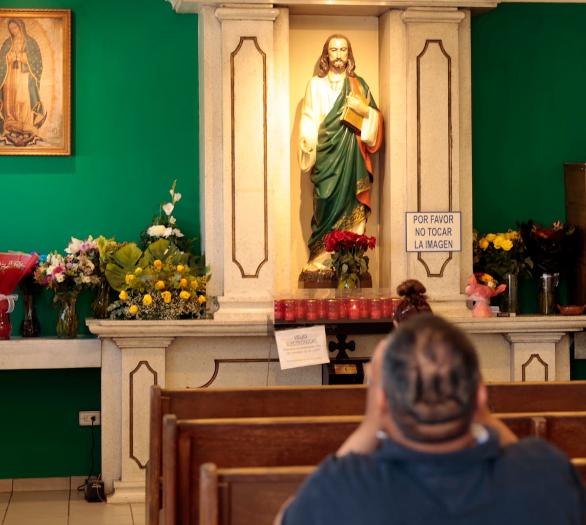 Se le representa llevando un medallón en el pecho con la imagen de Jesús, simbolizando su parentesco y su misión de anunciar el Evangelio FOTO: TEODORO BORBÓN