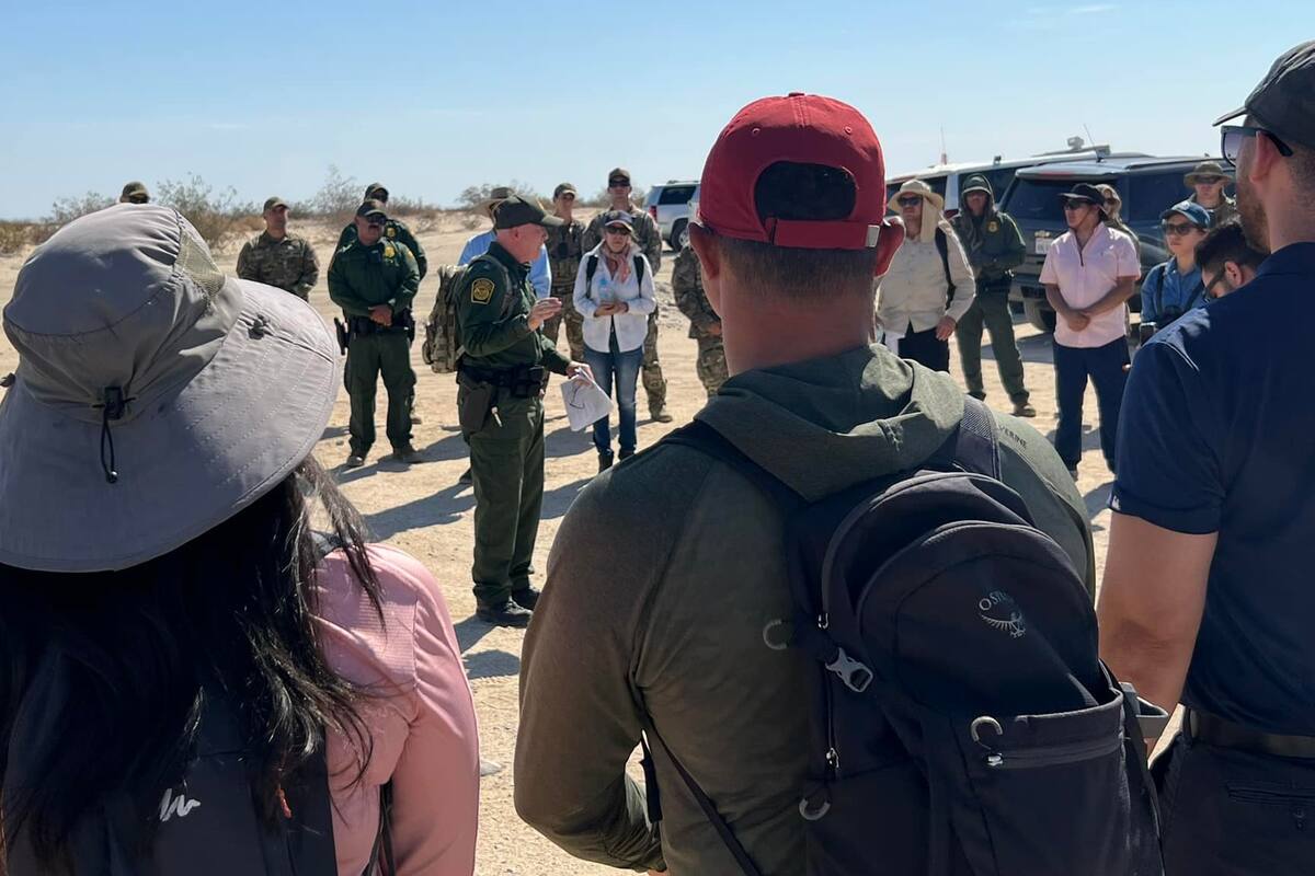 Alertan sobre riesgos de cruzar el desierto