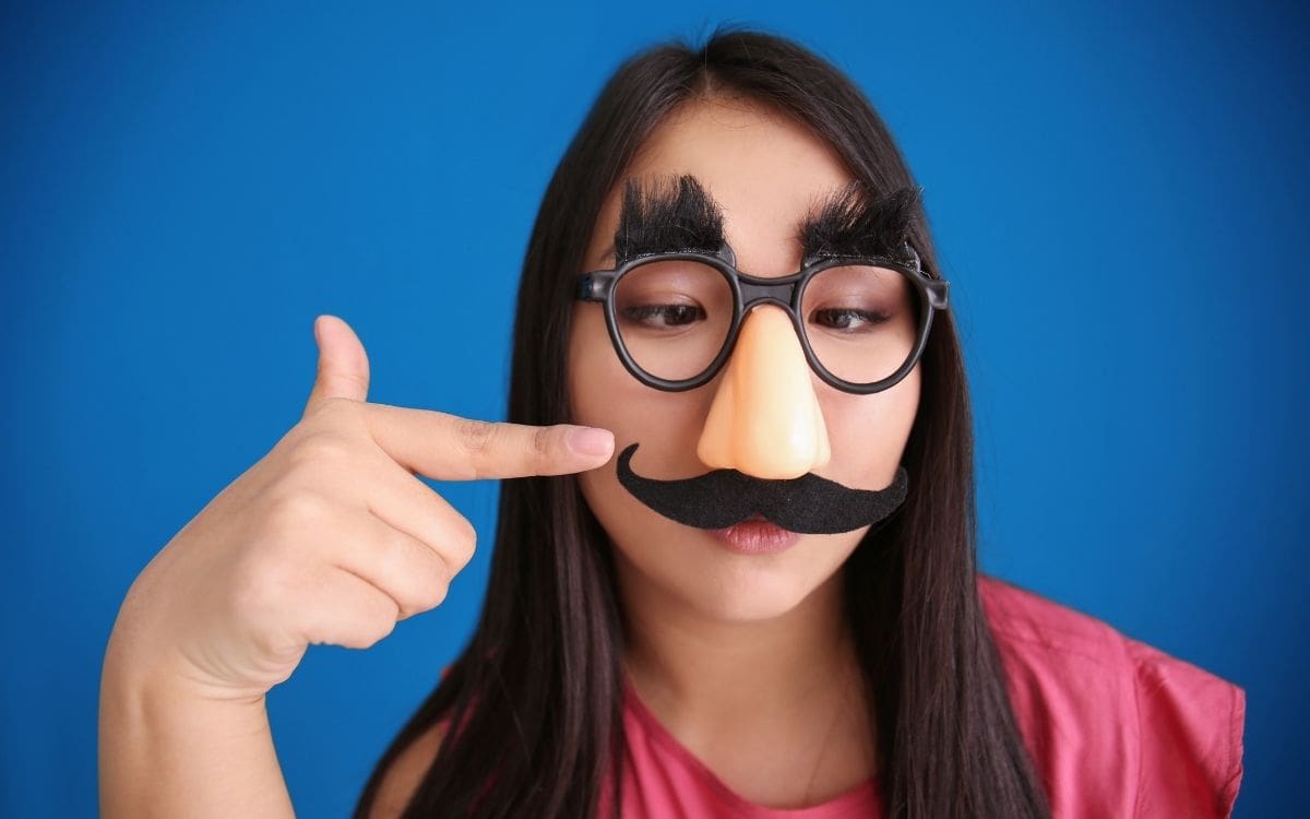 Según la psicología, muchas personas con gran sentido del humor aprendieron a usar la risa como una forma de reducir tensión emocional. | Crédito: Canva