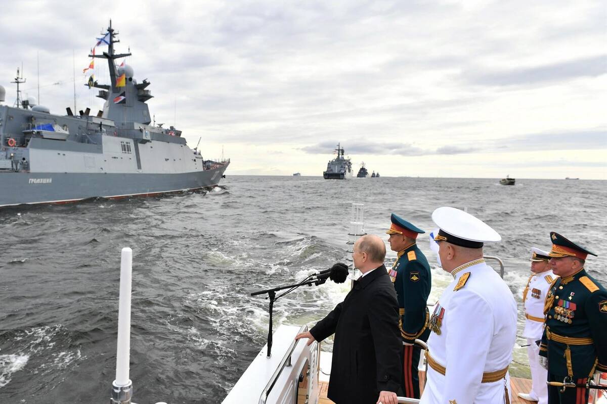 Putin presume el poderío militar de Rusia en desfile naval en San Petersburgo