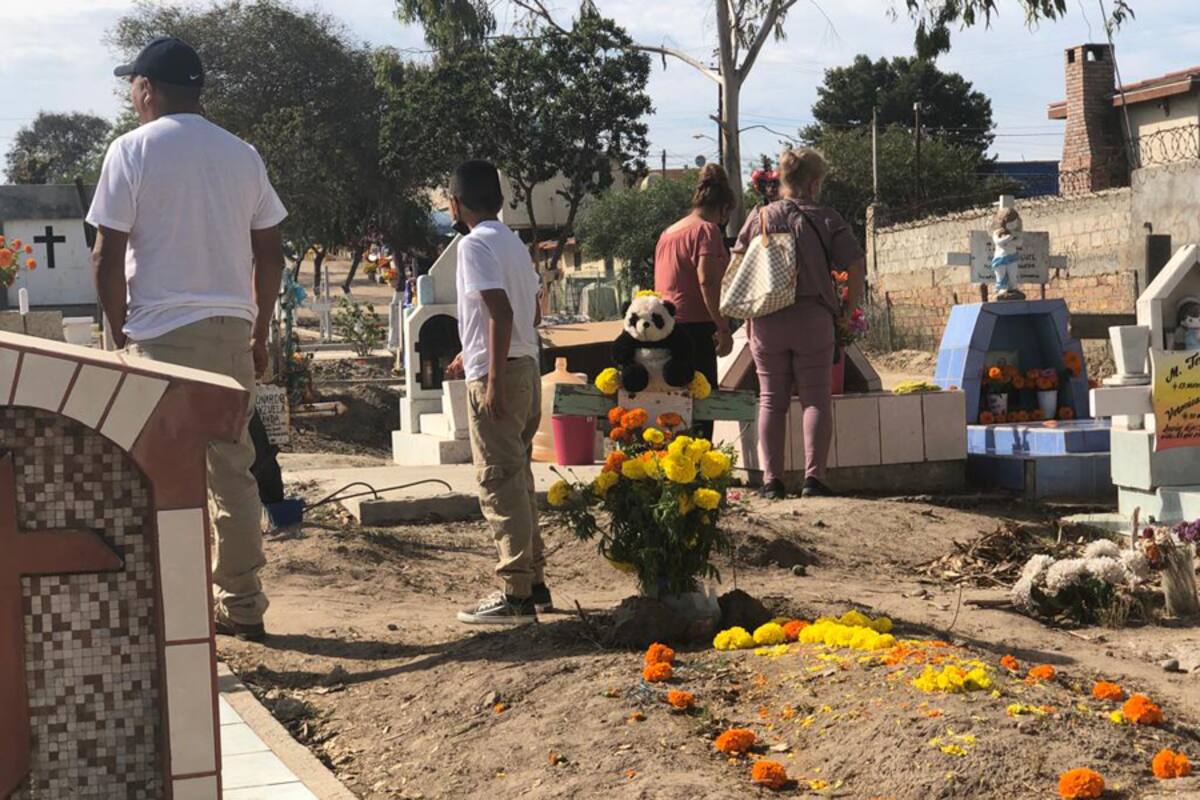 Adornan con globos y juguetes tumbas de infantes en panteón Rosarito