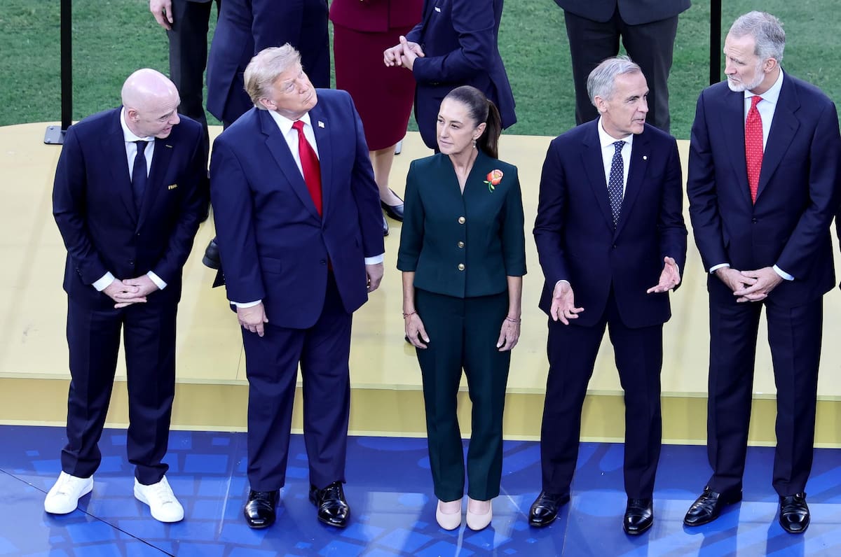 (De izquierda a derecha) El presidente de la FIFA, Gianni Infantino, el presidente de Estados Unidos, Donald J. Trump, la presidenta de México, Claudia Sheinbaum, el primer ministro de Canadá, Mark Carney, y el rey Felipe VI de España, en el podio durante la ceremonia de entrega de premios tras la final de la Copa Mundial de la FIFA 2026 entre España y Argentina, en Nueva Jersey, Estados Unidos, el 19 de julio de 2026. España ganó 1-0. (España) | Crédito: EFE/EPA/RONALD WITTEK