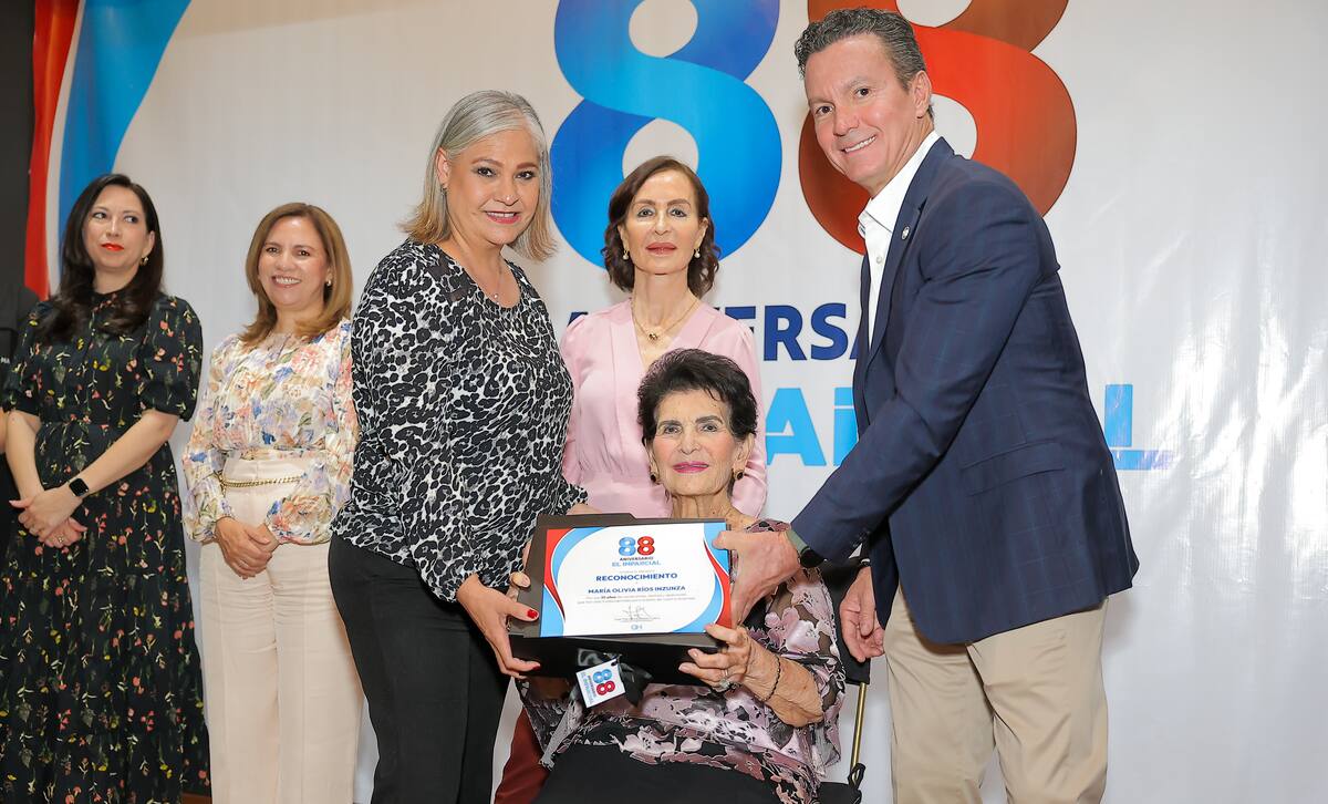 Juan Fernando Healy Loera y la señora Silvia Loera de Healy entregan el reconocimiento a María Olivia Ríos por sus 35 años de servicio en esta Casa Editorial.