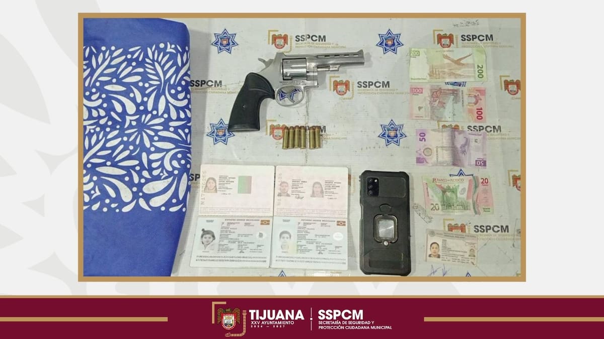 Los sospechosos fueron ubicados cerca de supermercado y portaban un revólver calibre .357. Foto: Cortesía