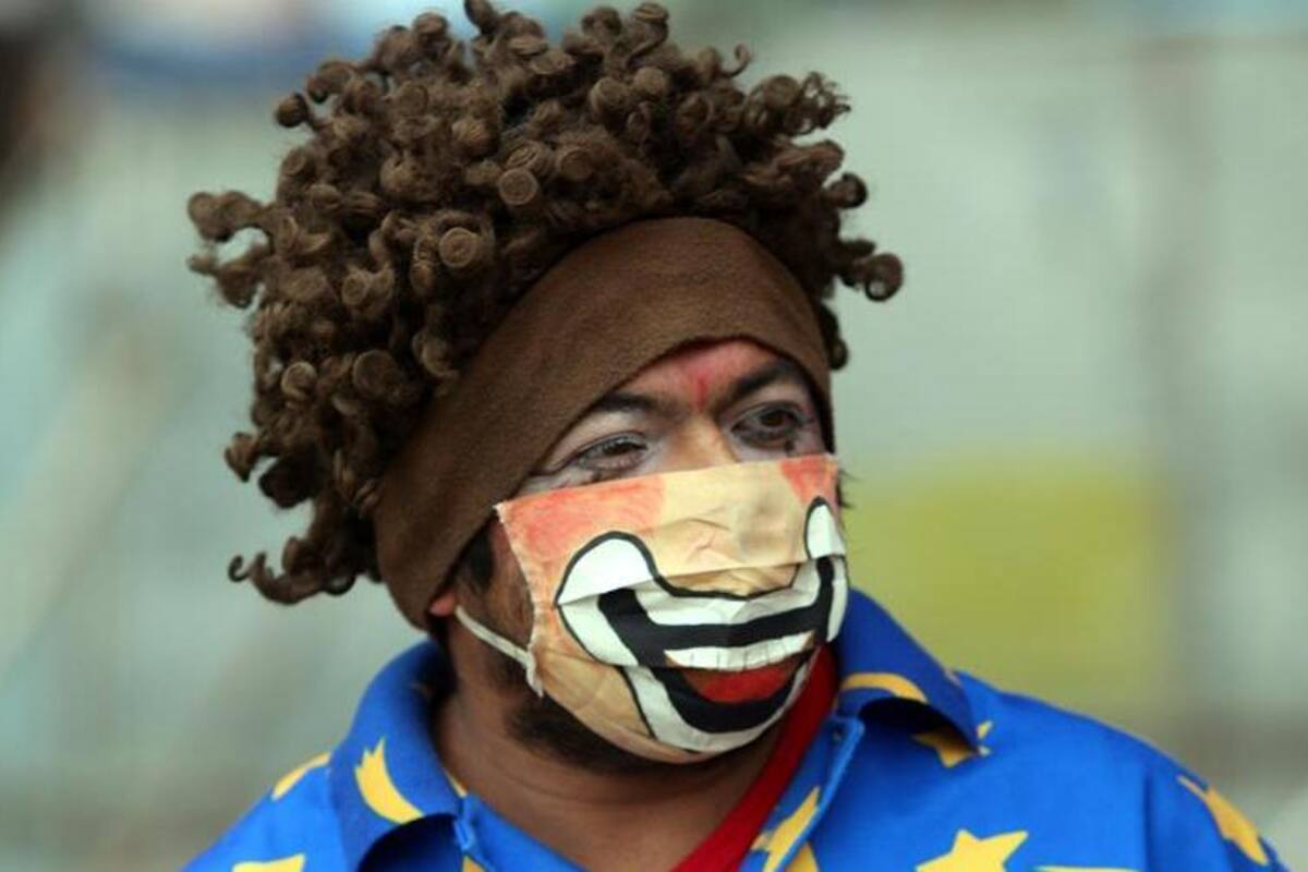 Tapan su sonrisa para sacar la de otros y ganarse la vida ante Covid-19