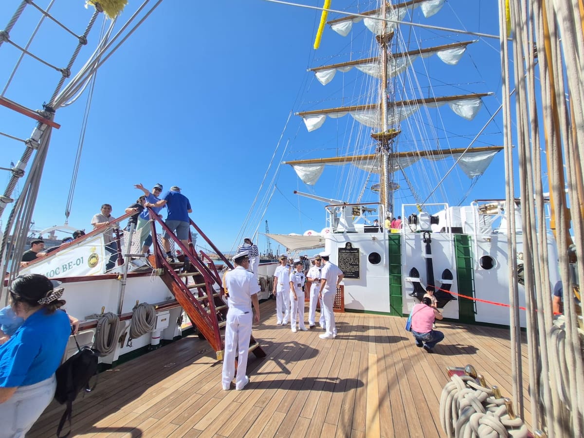 Ciudadanos y turistas recorrieron el Buque Escuela Cuauhtémoc durante su visita a Ensenada. Foto: Cortesía