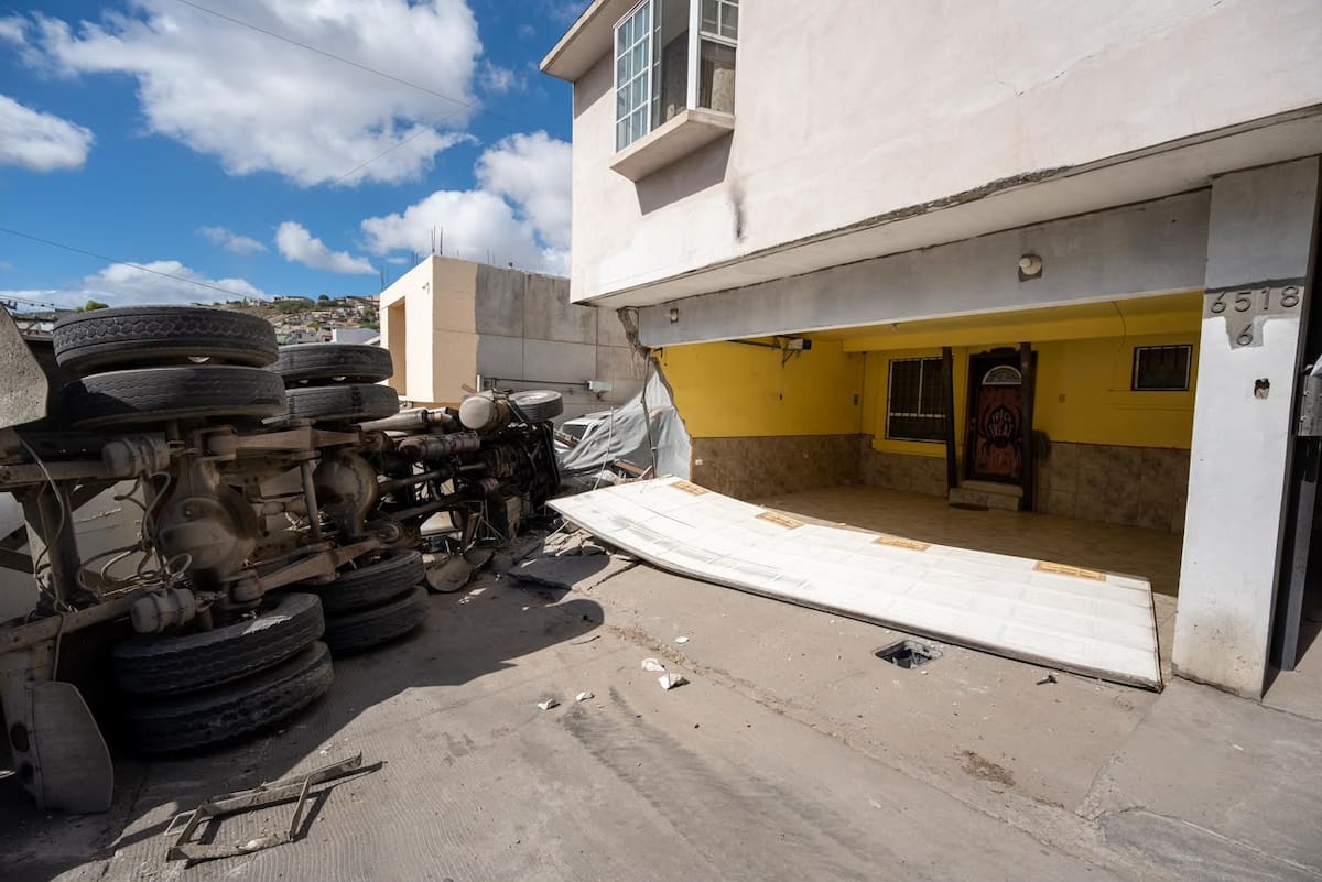Una revolvedora de cemento volcó en Santa Fe V Sección e impactó una vivienda que fue etiquetada en rojo por daños estructurales. Foto: Border Zoom