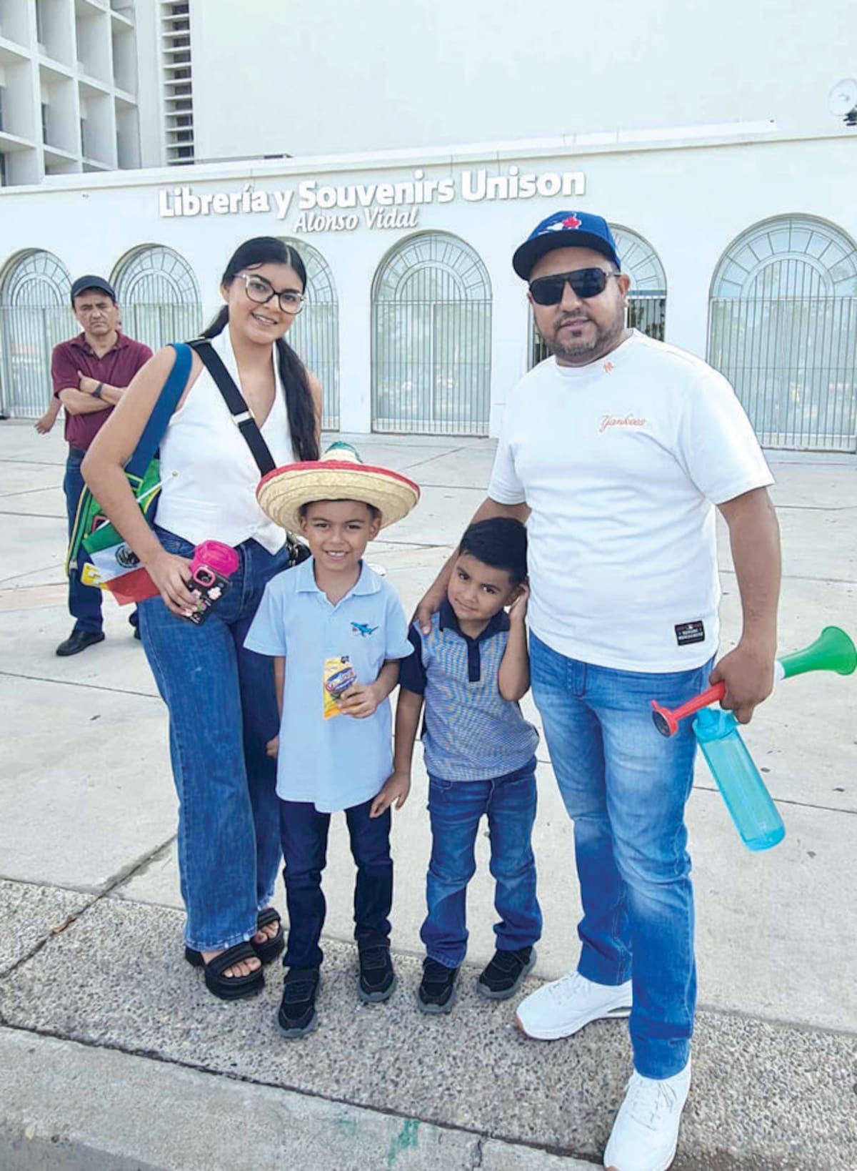 Enrique Carrizosa acudió en compañía de su esposa Noelia Rodríguez y sus hijos Sebastián, de 4 años de edad, y Santiago de 6 años de edad, quienes fueron por primera vez al Desfile Cívico Militar. FOTO: GAMALIEL GONZÁLEZ