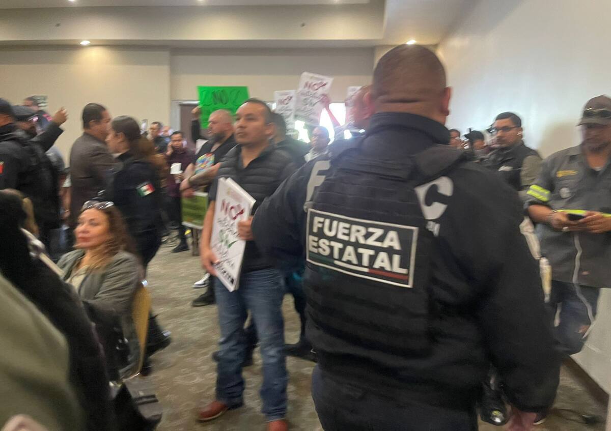 En el salón permanecen los manifestantes e incluso ingresaron agentes de la policía para resguardar el lugar.