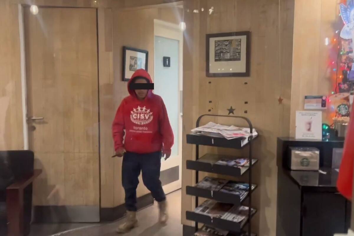 Mujer amenaza a empleados de Starbucks con un arma blanca en Michoacán | VIDEO